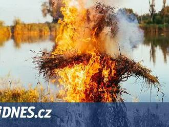 Čarodějnice bez ohňů? V části Česka vydali zákaz, hrozí požáry