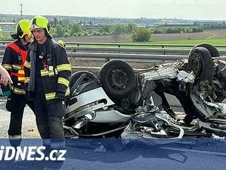 Hromadná nehoda poblíž letiště uzavřela Pražský okruh, jedno z aut skončilo na střeše