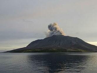 V Indonézii opäť vybuchla sopka Ruang, úrady uzavreli letisko v Manade