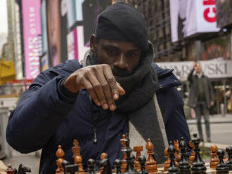 Nigérijský šachista prekonal rekord, na Times Square hral šach cez 58 hodín