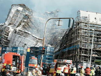 Zrútila sa hlavná fasáda historickej budovy kodanskej burzy, ktorá horí od utorka