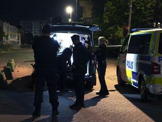 Na podujatie švédskej Ľavicovej strany vtrhli útočníci, hlásia troch zranených