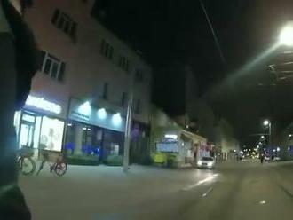 VIDEO: Naháňačka ako z akčného filmu. Najprv sa pobil pred barom, potom utekal pred políciou