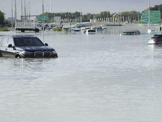 Najsilnejšie dažde za 75 rokov: Záplavy v Dubaji ochromili najrušnejšie letisko sveta