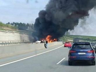 Požiar dvoch kamiónov zablokoval Branisko, diaľnica je uzavretá