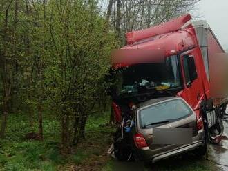 Pri Ružomberku zahynul vodič auta po zrážke s kamiónom