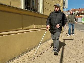 Nevidiaci v dnešnom svete: ohrozuje nás čoraz viac nástrah a prekážok
