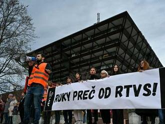 Progresívci sa pre schválené zmeny v RTVS oblečú do čiernej, avizujú protesty. Podľa SaS urobí vláda z RTVS dezinformačné médium