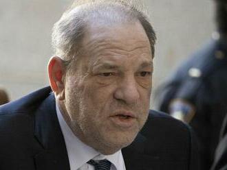 Súd zrušil odsúdenie Weinsteina za sexuálne delikty, začne sa nový proces