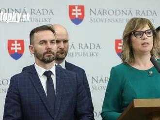 Namiesto rozvoja a prosperity hrozí Slovensku stopnutie eurofondov, tvrdí opozícia