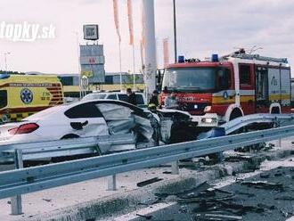 Hrôzostrašné FOTO z nehody! Vodič BMW vpálil do zvodidiel: Auto ostalo na šrot