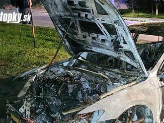 Šalianski kriminalisti vypátrali osobu, ktorá zapálila zaparkované auto