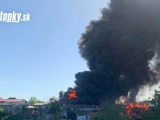 POŽIAR na východe Slovenska: VIDEO Neďaleko Košíc zasahujú hasiči! Oheň sa rozšíril do skladu zberných surovín
