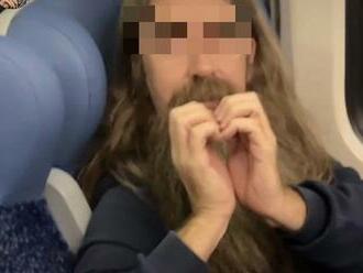 Vo vlaku vyčíňal ďalší úchyl: Mladú Slovenku si fotil, vzdychal a... bude vám zle! Zarážajúca reakcia okolosediacich