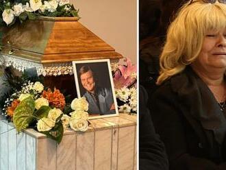 Pohreb Dušana Grúňa  : Užialená vdova Majka je v koncoch, bolestivý ODKAZ manželovi pri truhle
