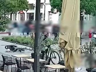 VIDEO Cyklista v centre Trnavy zrazil dievčatko: Šokujúce, čo spravil potom! Spoznávate ho?