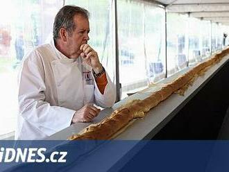 Pekaři ve Francii upekli rekordní bagetu dlouhou přes 140 metrů, snědli ji bezdomovci