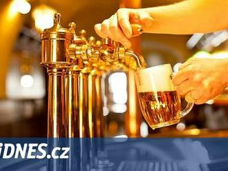 Spotřeba piva v Česku dál klesá. Prodeje táhnou nealkoholické varianty