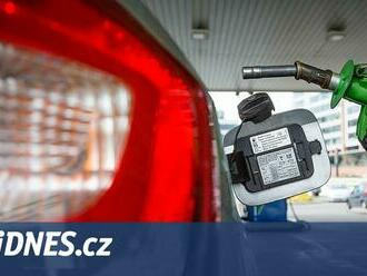 Cena benzinu v Česku výrazně klesla, paliva mají zlevňovat i nadále