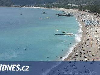 Pozůstalí vysypali urnu do vody na rušné turecké pláži. Zasahovala policie