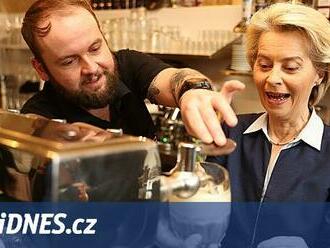 Von der Leyenová s kampaní navštívila Prahu, na Národní třídě čepovala pivo