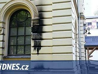 Na synagogu ve Varšavě kdosi hodil Molotov, čin odsoudil Duda i ambasáda USA
