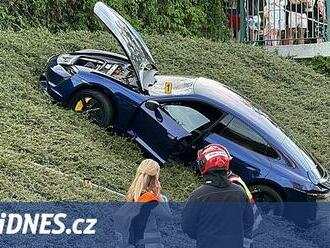 Řidič Porsche srazil v Hloubětíně ženu s kočárkem, ta utrpěla vážná zranění