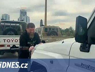 Kadyrov se chlubil taháním auta. Má svaly z kamene, chválila Simonjanová
