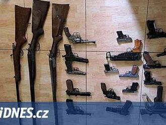 Policisté našli v pozůstalosti muže kromě registrovaných i 27 nelegálních zbraní