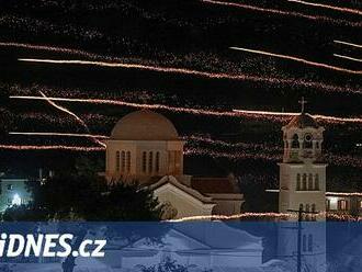 VIDEO: Řecké kostely svedly světelnou bitvu, farníci pálili rachejtle