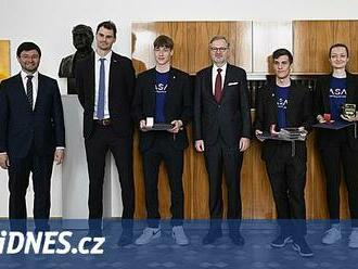 Čeští středoškoláci, kteří uspěli v soutěži NASA, se setkali s premiérem Fialou