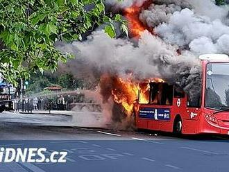 VIDEO: V Londýně hořel autobus. Hasiči požár zvládli až po více než hodině