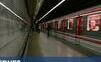 V metru ve stanici Náměstí Republiky spadl do kolejiště člověk, provoz byl zastaven