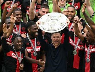 Zvládli aj posledný krok. Leverkusen oslávil titul bez jedinej prehry, Bayern až tretí, Bera s Bochumom čaká baráž