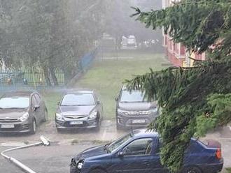 Na západnom a strednom Slovensku treba v pondelok poobede počítať s búrkami