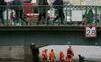 V Petrohrade sa zrútil z mosta autobus do rieky, cestovalo v ňom asi 20 ľudí, hlásia mŕtvych