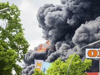 Rozsiahly požiar v Nemecku: horí výrobná hala firmy produkujúcej zbrane pre Ukrajinu
