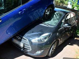 Podnapitý senior spôsobil v Topoľčanoch kurióznu nehodu - zaparkoval na druhom aute