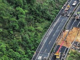 V čínskej v provincii Kuang-tung sa zrútila diaľnica, zomrelo najmenej 24 ľudí