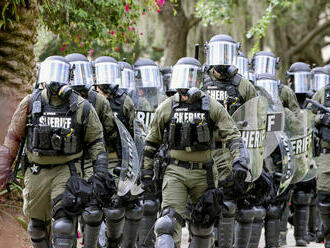 Polícia zasahovala proti demonštrantom na viacerých univerzitách v USA. Zadržala desiatky osôb