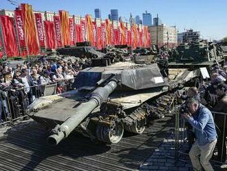 Moskva vystavuje západnú vojenskú techniku ukoristenú v bojoch na Ukrajine. Skvelý nápad, komentoval Peskov