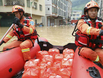 Počet obetí nešťastia v Číne, kde sa po silných dažďoch prepadla diaľnica, stúpol na 48