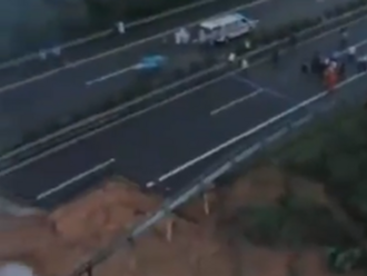V čínskej v provincii Kuang-tung sa zrútila diaľnica, zomrelo najmenej 19 ľudí