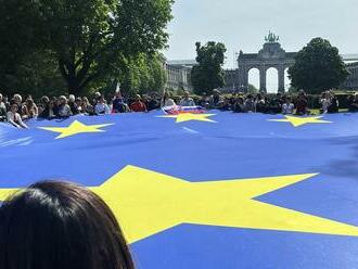 Stovky ľudí v Bruseli roztiahli obrovskú vlajku EÚ. Nečakane prišla von der Leyenová, pozdravila aj Slovákov