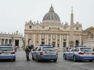 Vo Vatikáne zadržali českého farára ozbrojeného pištoľou i nožmi