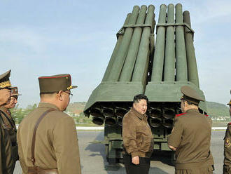 KĽDR má nový salvový raketomet, Kim dozeral na ostrý test