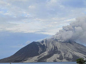 Indonézska sopka Ruang chrlí do vzduchu horúce oblaky dymu a popola
