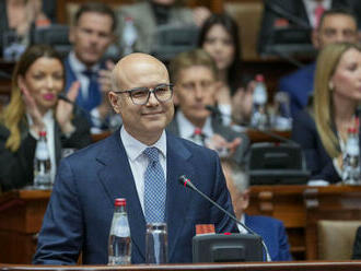 Smer Moskva. Srbský parlament potvrdil novú vládu, na niektorých ministrov sú uvalené sankcie