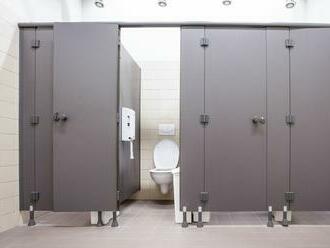 Britská vláda chce, aby v nových budovách v Anglicku boli povinne oddelené toalety
