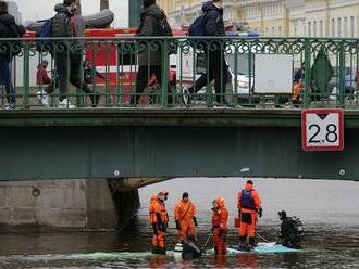 V Petrohrade sa zrútil z mosta autobus do rieky, cestovalo v ňom asi 20 ľudí, hlásia mŕtvych